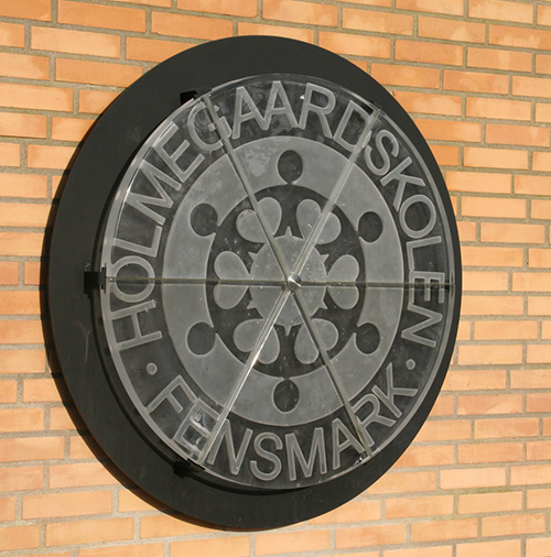 Jørgensen & Mørch Design - Vægdekoration (glas/metal) til Holmegaard Skolen